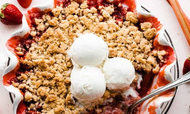 Easy One Bowl Strawberry Rhubarb Crumble
