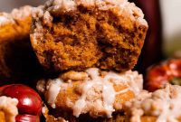 Maple-Drizzled Pumpkin Crumble Muffins