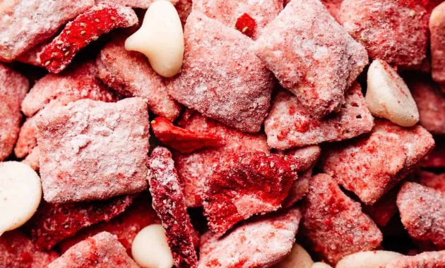 4-Ingredient Strawberries and Cream Puppy Chow Recipe